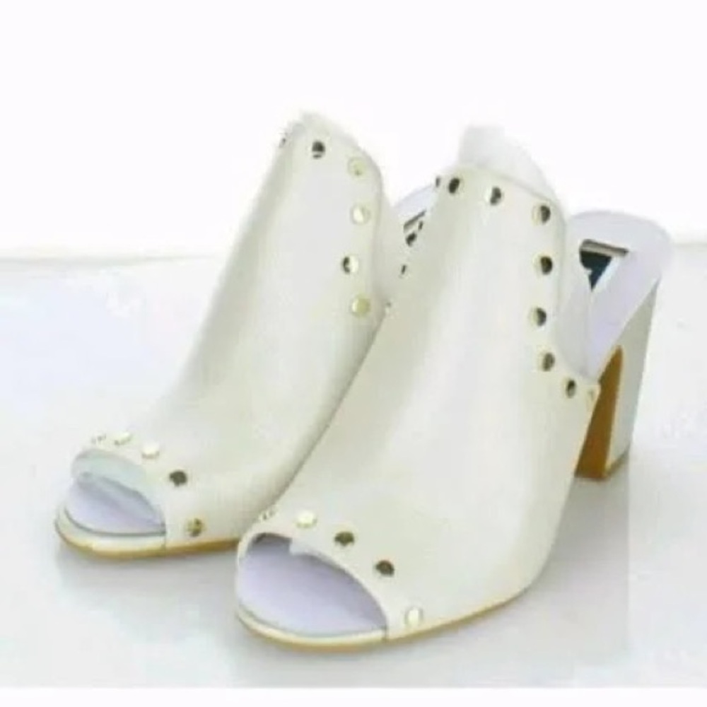 BY DKNY WHITE OPEN TOED CHUNKY HEEL WITH SILVER STUDS! BRAND NEW!👠📦